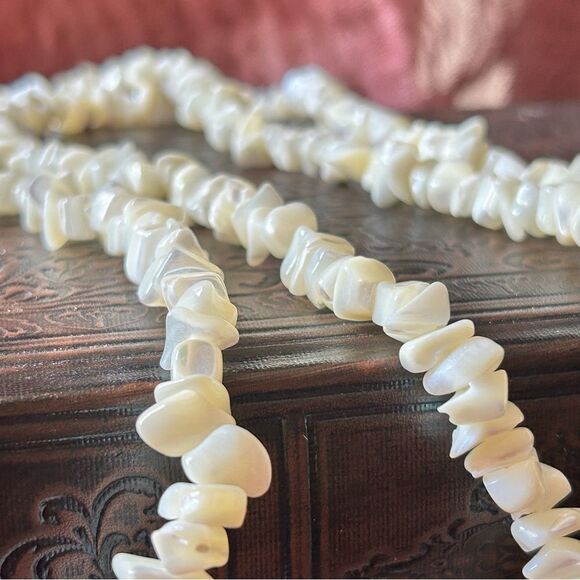 Vintage Mother of Pearl Hand Beaded Shell Necklace - Picture 4 of 6